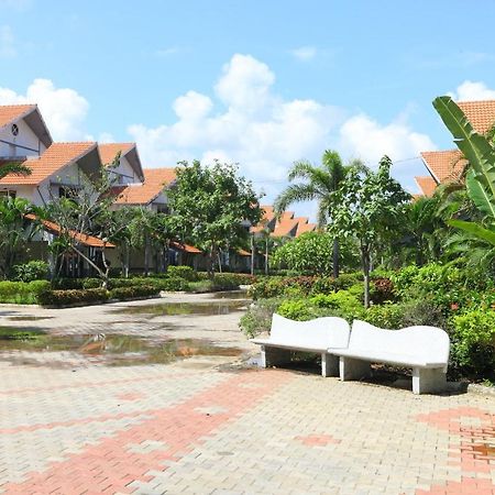 Capital O Twilight Bay Hotel Ченай Екстериор снимка